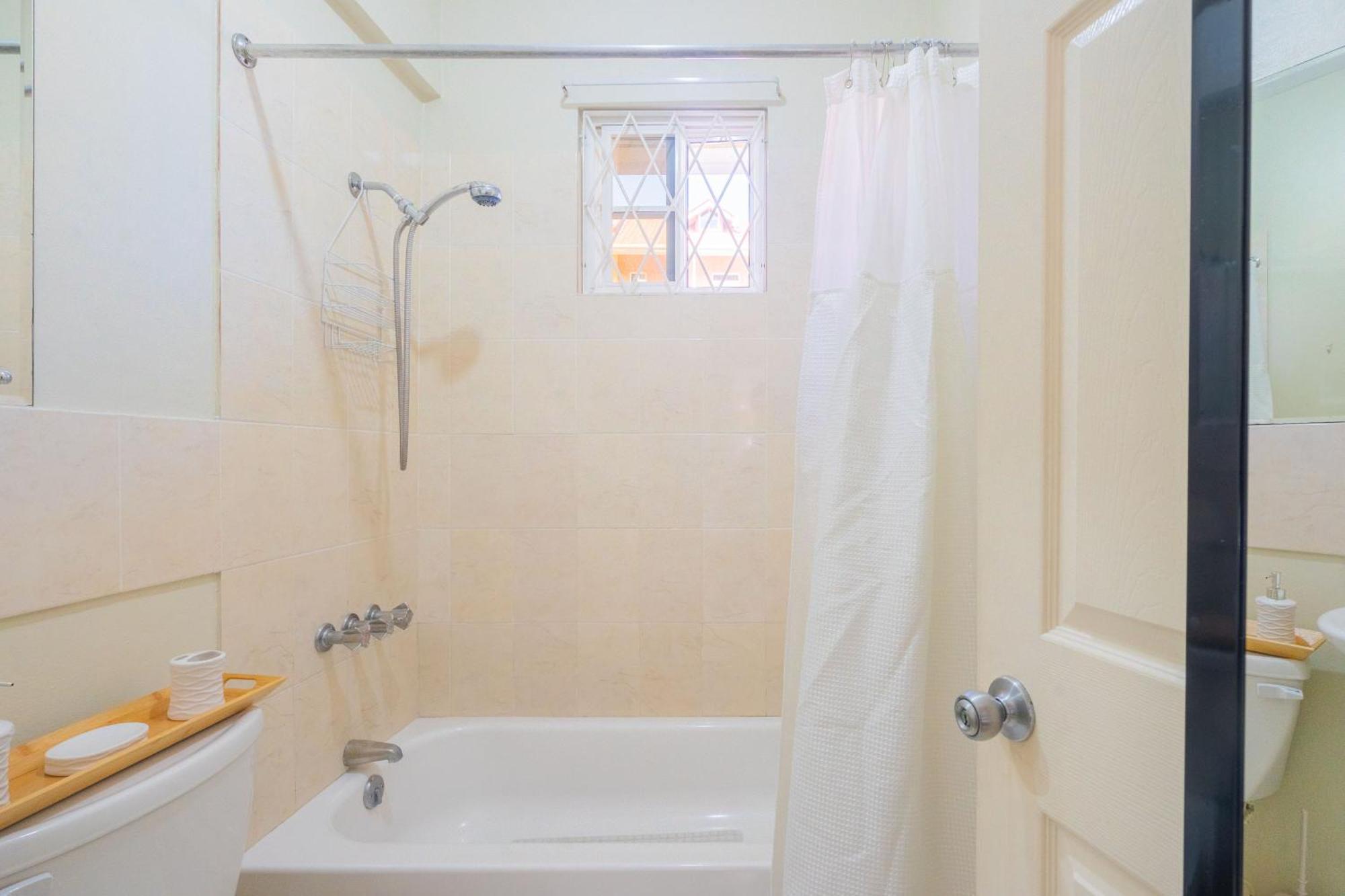 Musgrave Annex- Comfy 1 Bedroom Apartment On The Ground Floor 金斯敦 外观 照片