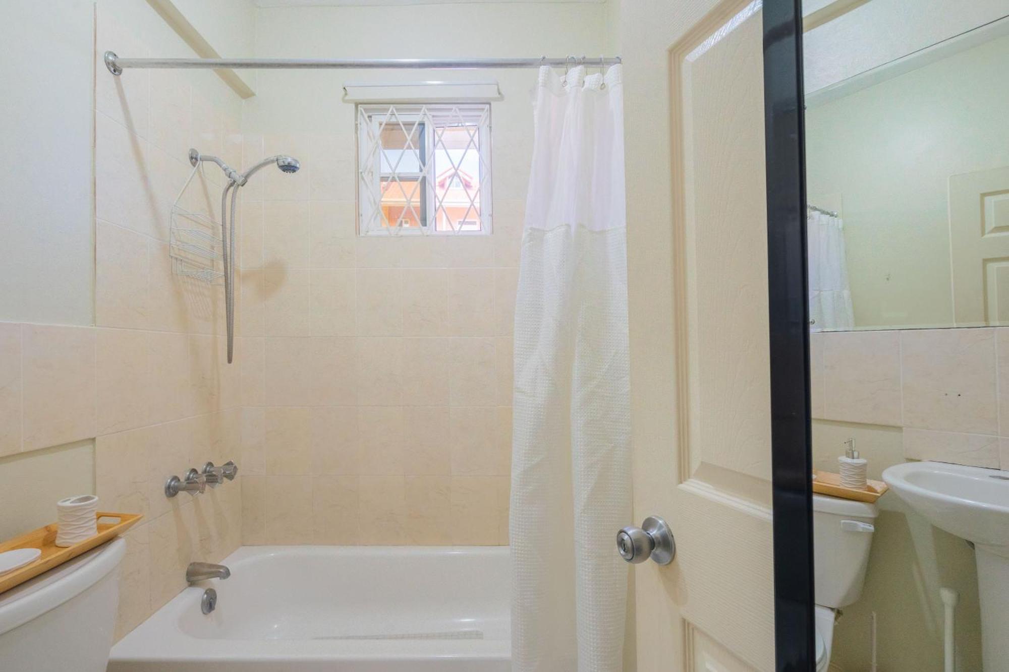 Musgrave Annex- Comfy 1 Bedroom Apartment On The Ground Floor 金斯敦 外观 照片